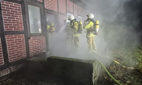 Einsatzkräfte unter Atemschutz gingen in das Gebäude.