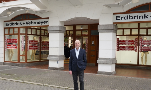 Harald Borm vor dem traditionsreichen Haus 