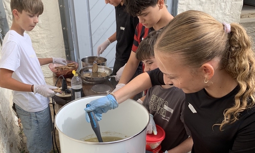 Hühnersuppe und Brotchips in Arbeit.