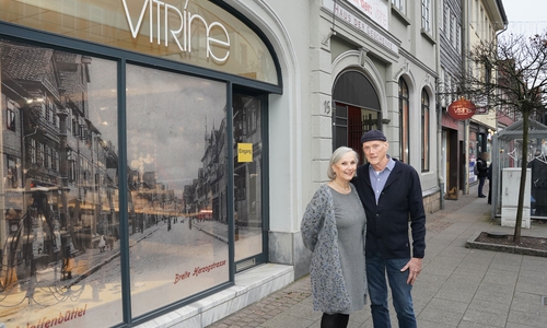 Christiane und Uwe Thomas vor ihrem Haus der Geschenke: Links die ehemalige Vitrine, rechts die kleine Vitrine.
