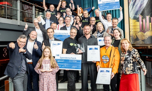 Viele strahlende Gesichter bei den Preisträgerinnen und Preisträgern des IHK-Sozialtransferpreises 2025.