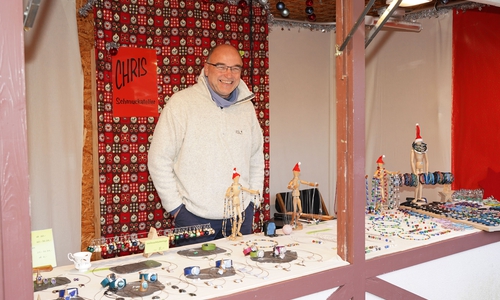 Christoph Stengel findet es gut, dass auf dem Schlossplatz viel Platz ist. Mit seinem Schmuckatelier ist er schon seit 15 Jahren dabei. Sehr fair findet er außerdem die Unterstützung der Stadt Wolfenbüttel, die die Buden stellt und er nur dekorieren muss.