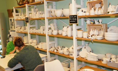 Viele verschiedene Rohlinge stehen im Keramik-Regal zur Auswahl.