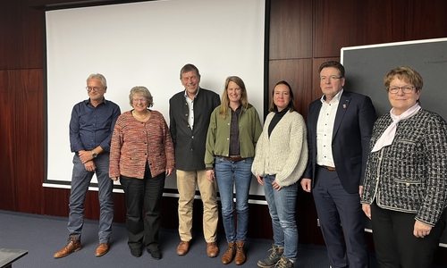 Zur vorerst letzten Sitzung des 2023 gegründeten Forums Wasser kamen Vertreterinnen und Vertreter aus Verwaltung, Landwirtschaft, Wissenschaft, Verbänden und weiteren Fachbereichen zusammen, um aktuelle Entwicklungen, Herausforderungen und Zukunftsperspektiven der regionalen Wasserwirtschaft zu diskutieren.