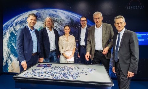Im Weltraumlabor von links: Oberbürgermeister Dennis Weilmann, Stadtwerke Aufsichtsratsvorsitzender Hans-Georg Bachmann, Geschäftsführerin Planetarium Eileen Pollex, WOB-Geschäftsführer Dalibor Dreznjak, Kulturdezernent Kai-Uwe Hirschheide und Stadtwerke Vorstand Dr. Frank Kästner.