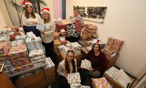 Hier wird für den Weihnachtsmann gearbeitet: Fleißige Helfer verpacken die vielen Geschenke, damit sie pünktlich zu Heiligabend ankommen.
