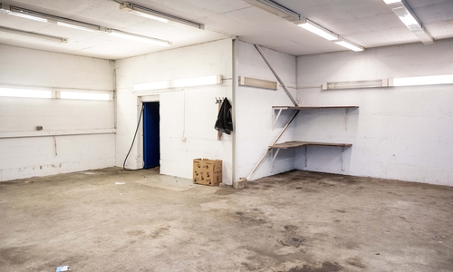 Ein trostloser Anblick - die zum Großteil schon ausgeräumten Gebäude des Flugplatzes.