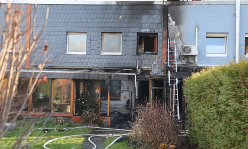 Der Anbau stand in Flammen. 