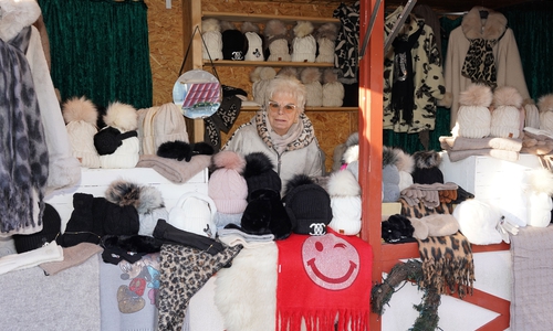 Mützen verkaufen sich bei dem warmen Wetter nicht so gut.