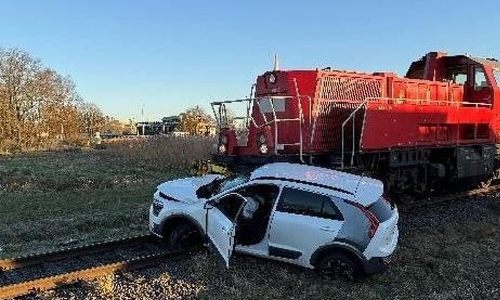 Kia und Diesellok kollidiert