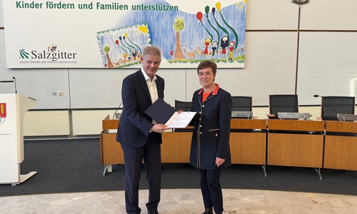 Dezernatsleiterin Astrid Paus überreicht Oberbürgermeister Frank Klingebiel im Ratssaal die Zuwendungsbescheide