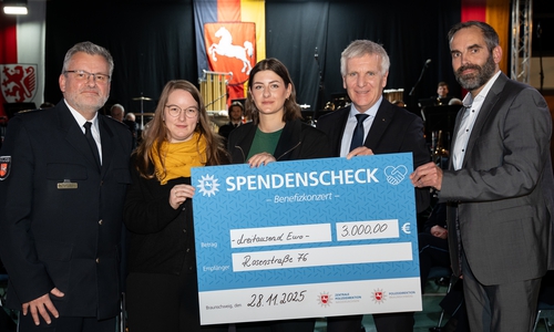 Roger Fladung, Polizeipräsident der Zentralen Polizeidirektion Niedersachsen und diesjähriger Schirmherr, überreichte gemeinsam mit Thomas Ring, Polizeipräsident der Polizeidirektion Braunschweig, sowie Franz Mahncke, Vorsitzender des Vereins 