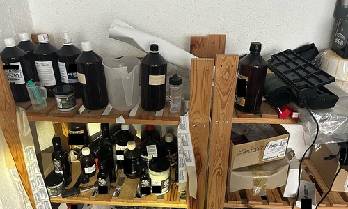 Lagerregal mit verschiedenen Materialien zum Herstellen von Liquid (Archiv)