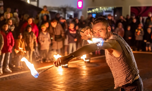 Die Feuershow an der St.-Jakobi-Kirche gehört zu den Highlights des Weihnachtsstadt-Programms am zweiten Adventswochenende. 
