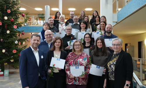 Oberbürgermeister Dennis Weilmann (vorne links), Stadträtin Iris Bothe (vorne rechts) und Kinderbeauftragte Katrin Dedolf (zweite von links) überreichten Mitarbeitern der Stadt Wolfsburg die Urkunde als Kinderrechte-Beauftragte. 