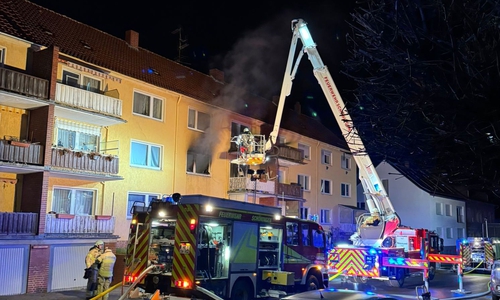 Die Feuerwehr rettete fünf Personen aus dem Haus. 