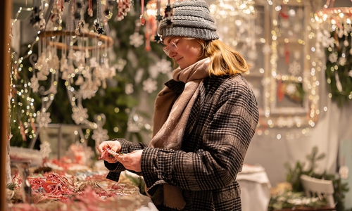 An 140 individuell geschmückten Ständen kauften die Besucherinnen und Besucher kunsthandwerkliche Schätze oder genossen weihnachtliche und regionale Leckereien.