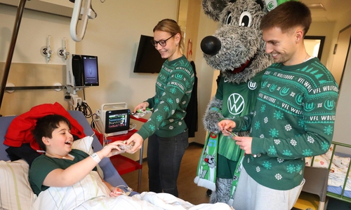 VfL Wolfsburg Krankenhaus-Tour im Klinikum mit Kilian Fischer und Sarai Linder.