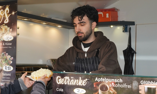 Sysar verkauft hauptsächlich Langos. Ihm gefällt die Stimmung auf dem Weihnachtsmarkt.