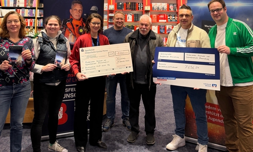 Marina Thies, Tatjana Kopischke (Autorenteam BF Braunschweig) Maria Meibohm (Buchhandlung Graff), Markus Meyne (Autorenteam BF Braunschweig) Hans-Ludwig Sämann (Förderverein Feuerwehr Braunschweig) Nando Pasternak und Sven-Michael Jacobs (Autorenteam BF Braunschweig) bei der Scheckübergabe am Mittwoch, 10. Dezember, in der Buchhandlung Graff (v. li.).  