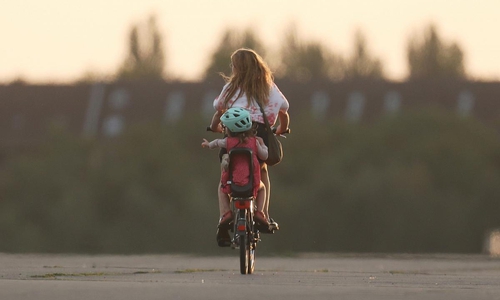 Frau mit Kind (Archiv)