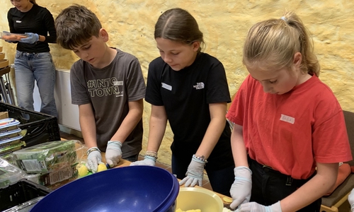 Frederick, Davina und Ulla beim Schnippeln von Gemüse.