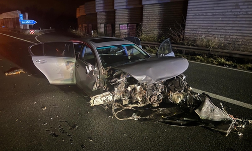 Der Lexus wurde stark beschädigt, der Fahrer verletzt. 