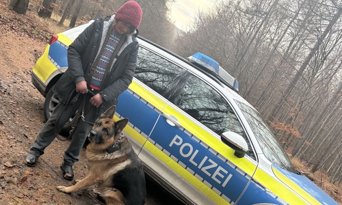 Glücklich wieder vereint: Die Besitzerin und ihr Schäferhund.