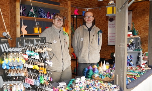 Chantalle Piraks und Ferdinand Mohrmann verkaufen 3D-Drucke. Sie sind erst seit Dienstag auf dem Weihnachtsmarkt und freuen sich besonders über die nette Kundschaft. Auch sie könnten sich etwas längere Öffnungszeiten gut vorstellen.