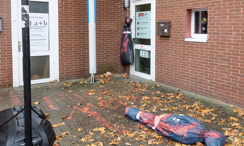 Unbekannte hatten vermeintliche Leichensäcke vor der SPD-Zentrale abgelegt beziehungsweise angebracht.