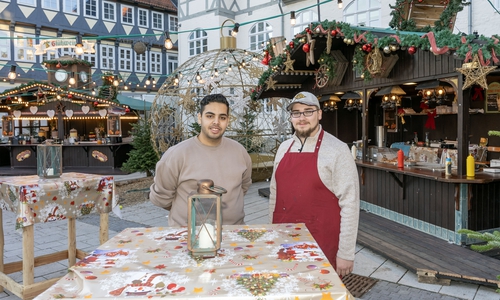 Rony SaryAldeen und Jan-Niclas Hoppe sind mit dem Standort vor dem Bankhaus Seeliger zufrieden.