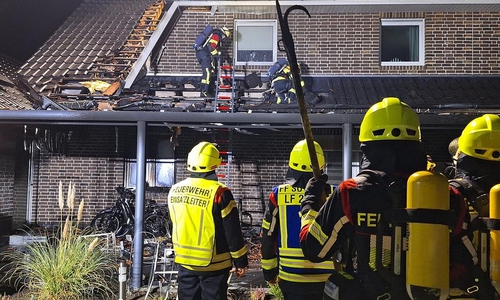 Feuerwehr bei Nachlöscharbeiten (Archiv)
