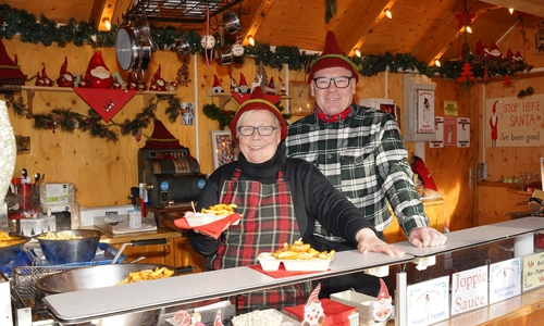 Susanne und Dietmar Dawson von der Zipfelwerkstatt. Ab und zu arbeitet auch seine Mutter Maggy vormittags nochmal mit. Sie sind wunschlos glücklich.