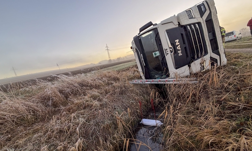 Der LKW war genau in den Graben gefallen.