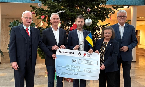 Oberbürgermeister Dennis Weilmann (Mitte) mit (von links) Dr. Jörg Lamberg (DRK-Präsident), Thorsten Rückert (DRK-Vorstand), Ludmilla Neuwirth und Ralf Krüger (Ratsvorsitzender) bei der Scheckübergabe.