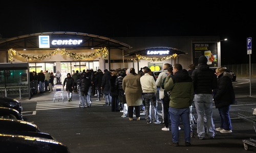 Vor dem E-Center hatte sich eine lange Schlange gebildet.