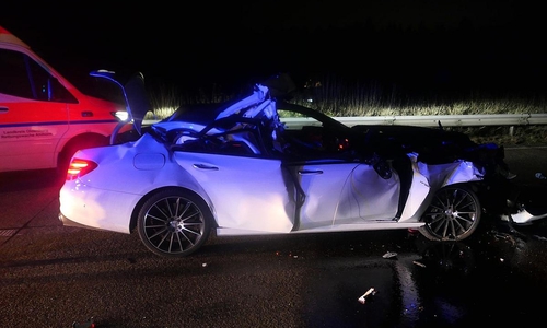 Beifahrerseite des stark beschädigten Mercedes (Archiv)