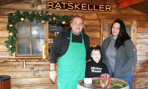 Dennis und Linda Brinkmann vom Ratskeller-Team mit Lias freuen sich über viel Platz auf dem Schlossplatz und sind mit dem bisherigen Verlauf zufrieden.