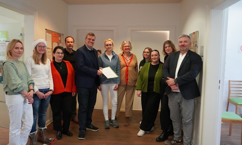 Das Team der Praxis von Frau Dr. Christiane Rose freut sich über den Besuch vom Landkreis. Landrat Dr. Alexander Saipa hatte einen Förderbescheid über 50.000 Euro dabei.