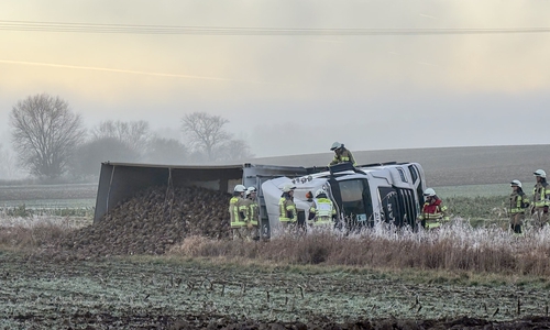 Die Ladung hatte sich teilweise auf den Acker verteilt.