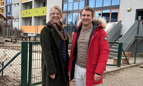 Fundraiserin Tanja Loebert (skbs) und Sebastian Hübner (New Yorker Stiftung. Friedrich Knapp) vor den neuen Elternappartements, die ab März 2026 genutzt werden können.