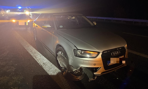 Ein nachfolgender Audi prallte gegen das auf der Straße liegende Teil, das sich unter dem Fahrzeug verkeilte.