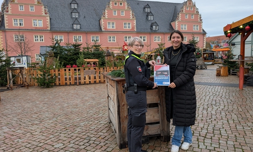 Claudia Fricke und Anna Wohlert-Boortz mit dem Plakat der Polizei.
