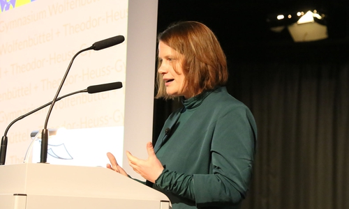 Die Verleihung der Plakette fand am vergangenen Freitag im Beisein von Kultusministerin Julia Willie Hamburg statt.