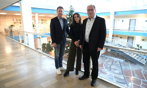 Oberbürgermeister Dennis Weilmann (links) würdigt das langjährige Engagement Kriegers und begrüßt Balistreri als zukünftige Verantwortliche für das Ehrenamt in Wolfsburg.