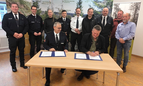 Bei der Unterzeichnung der Sicherheitspartnerschaft in der Nationalparkverwaltung in Wernigerode: (vorn v.l.) Rodger Kerst Leiter der Polizeiinspektion Goslar (PI) und Nationalparkleiter Dr. Roland Pietsch, (hintere Reihe, v.l.) Marcel Huth (PI), Steffen Jach (PI), Dr. Viktoria Röntgen (NLP), Christian Simson (PI), Christian Schuhmacher (PI), Thomas Schwerdt (NLP), Martin Schulze (PI), Dr. Tim Mann (NLP), Karsten Torkler (NLP).