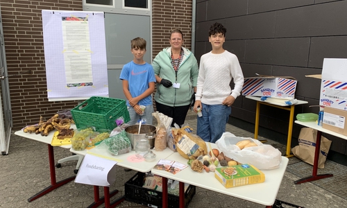 Der foodsharing-Infostand mit Jennifer Winter und Enrique und Saloum.