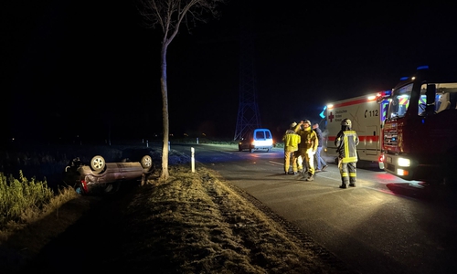Das Auto war auf dem Dach zum Liegen gekommen.