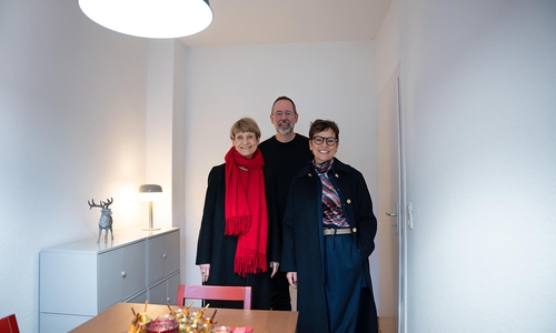 TU-Präsidentin Prof. Dr. Angela Ittel, Geschäftsführer des Studierendenwerks OstNiedersachsen und BBG-Vorstandsmitglied Karin Stemmer in einer der möblierten Wohnungen für Gäste der TU Braunschweig.