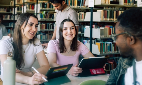 Studierende der TU Braunschweig in der Universitätsbibliothek.